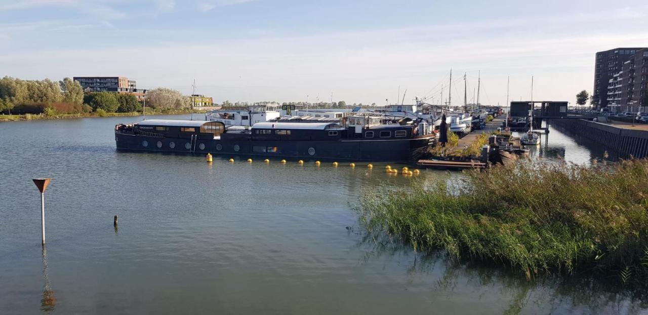 Bed and Breakfast Wheelhouse Euphrate Houseboat Diemen Екстер'єр фото