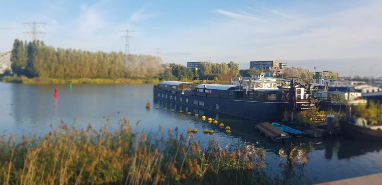 Bed and Breakfast Wheelhouse Euphrate Houseboat Diemen Екстер'єр фото