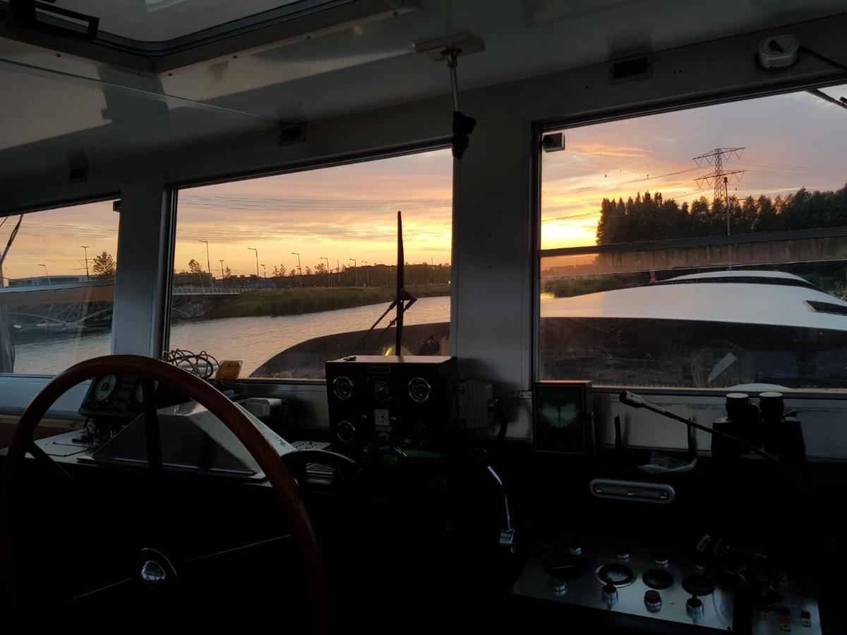 Bed and Breakfast Wheelhouse Euphrate Houseboat Diemen Екстер'єр фото