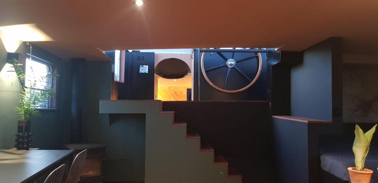 Bed and Breakfast Wheelhouse Euphrate Houseboat Diemen Екстер'єр фото