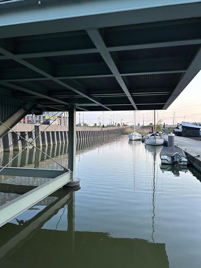 Bed and Breakfast Wheelhouse Euphrate Houseboat Diemen Екстер'єр фото