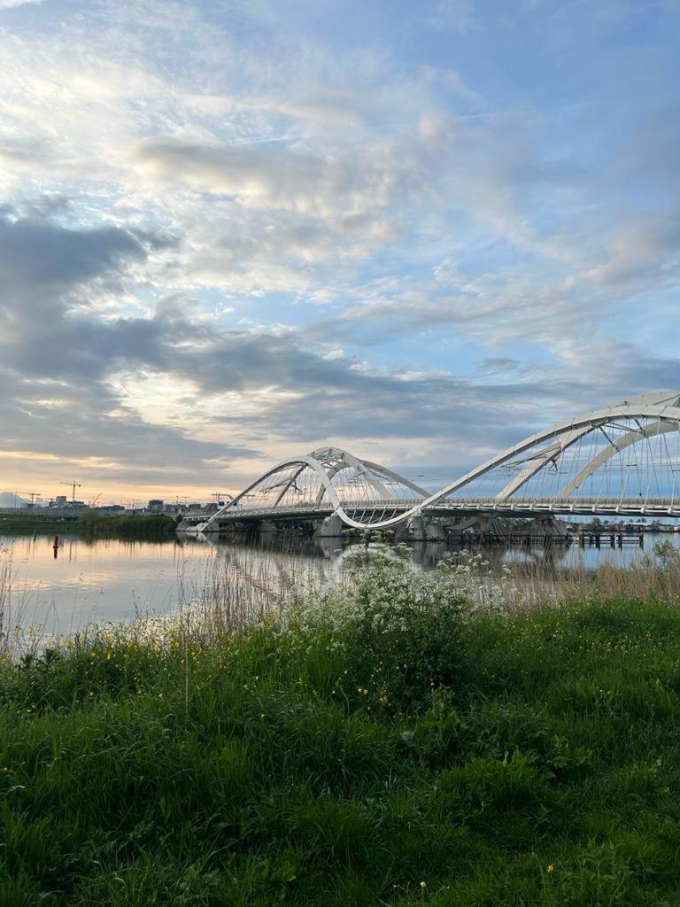 Bed and Breakfast Wheelhouse Euphrate Houseboat Diemen Екстер'єр фото
